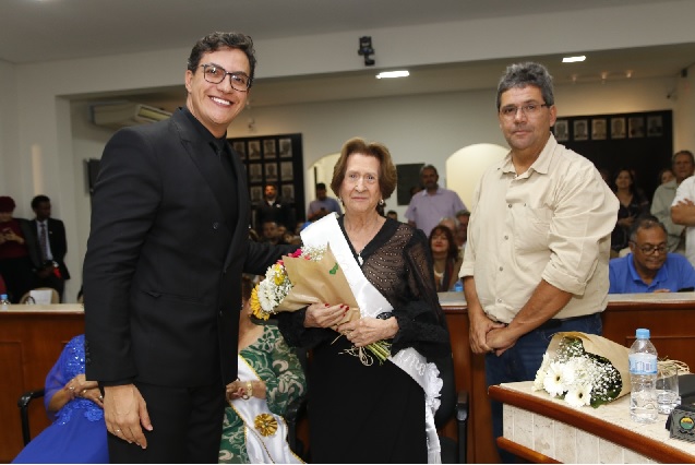 Câmara de Três Pontas realiza homenagem às mães durante sessão especial