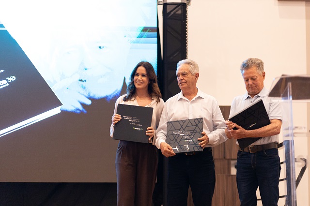 Sicoob Copersul lança livro comemorativo de 30 anos