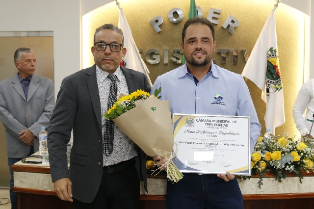 Em sessão solene, Câmara de Três Pontas realiza entrega de Moções de Aplausos