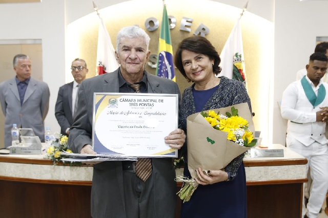 Em sessão solene, Câmara de Três Pontas realiza entrega de Moções de Aplausos
