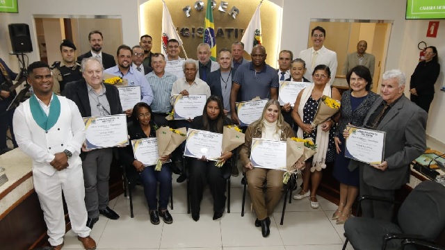 Em sessão solene, Câmara de Três Pontas realiza entrega de Moções de Aplausos