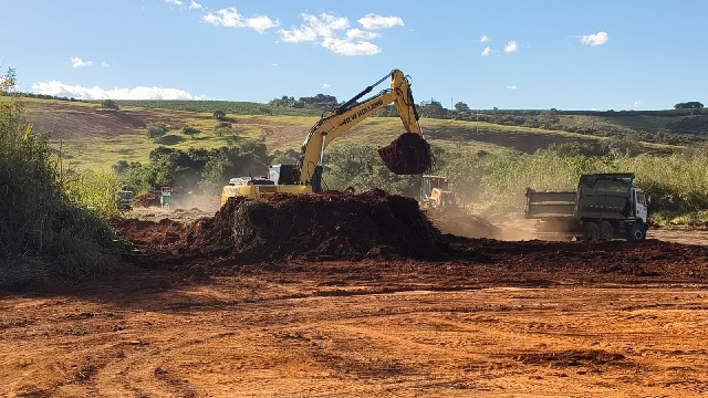 Máquinas já transformam o cenário da futura ETE de Três Pontas, obra que marcará a história do saneamento no município