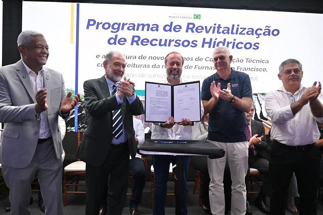 Alexandre Silveira visita Três Pontas após participar da assinatura de novos termos de cooperação para obras de saneamento em 37 municípios em Minas Gerais