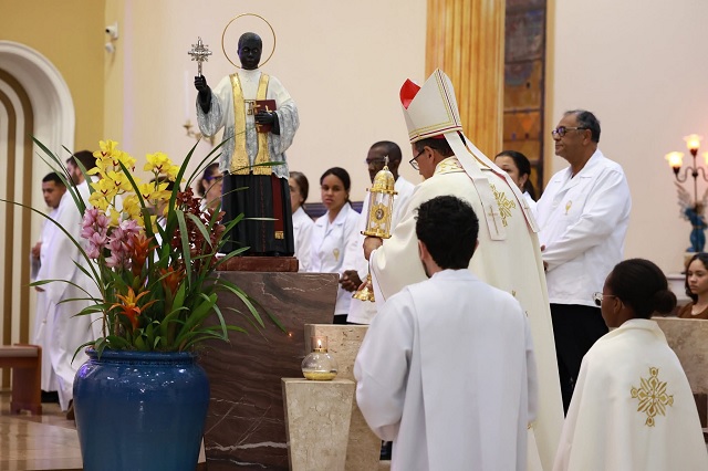 Último dia da Novena do Beato Padre Victor terá Queima dos Pedidos, Procissão Luminosa e Missa também às 22h