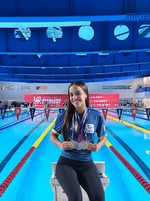 Trespontana Júlia Dare Andrade conquista ouro, cinco pratas e recorde brasileiro na natação paralímpica