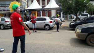 Distribuição de chocolate na Praça